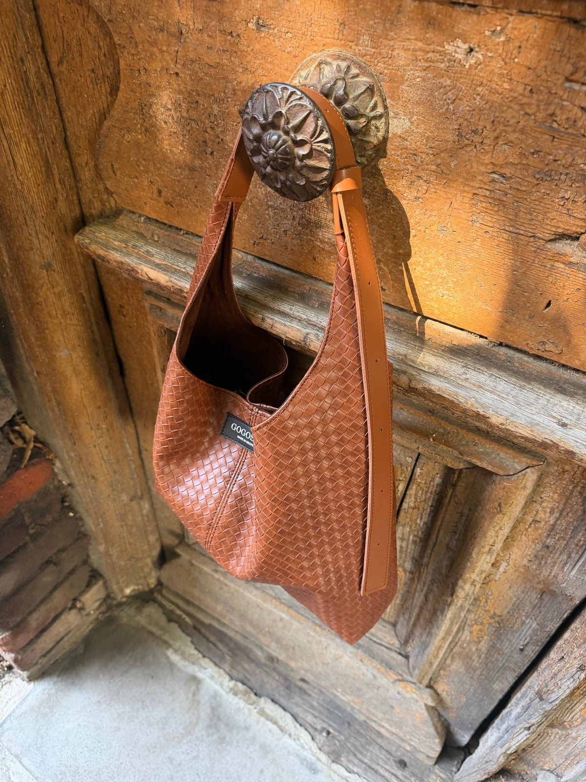 ღია ყავისფერი ჰობოს ჩანთა/Light brown Hobo bag