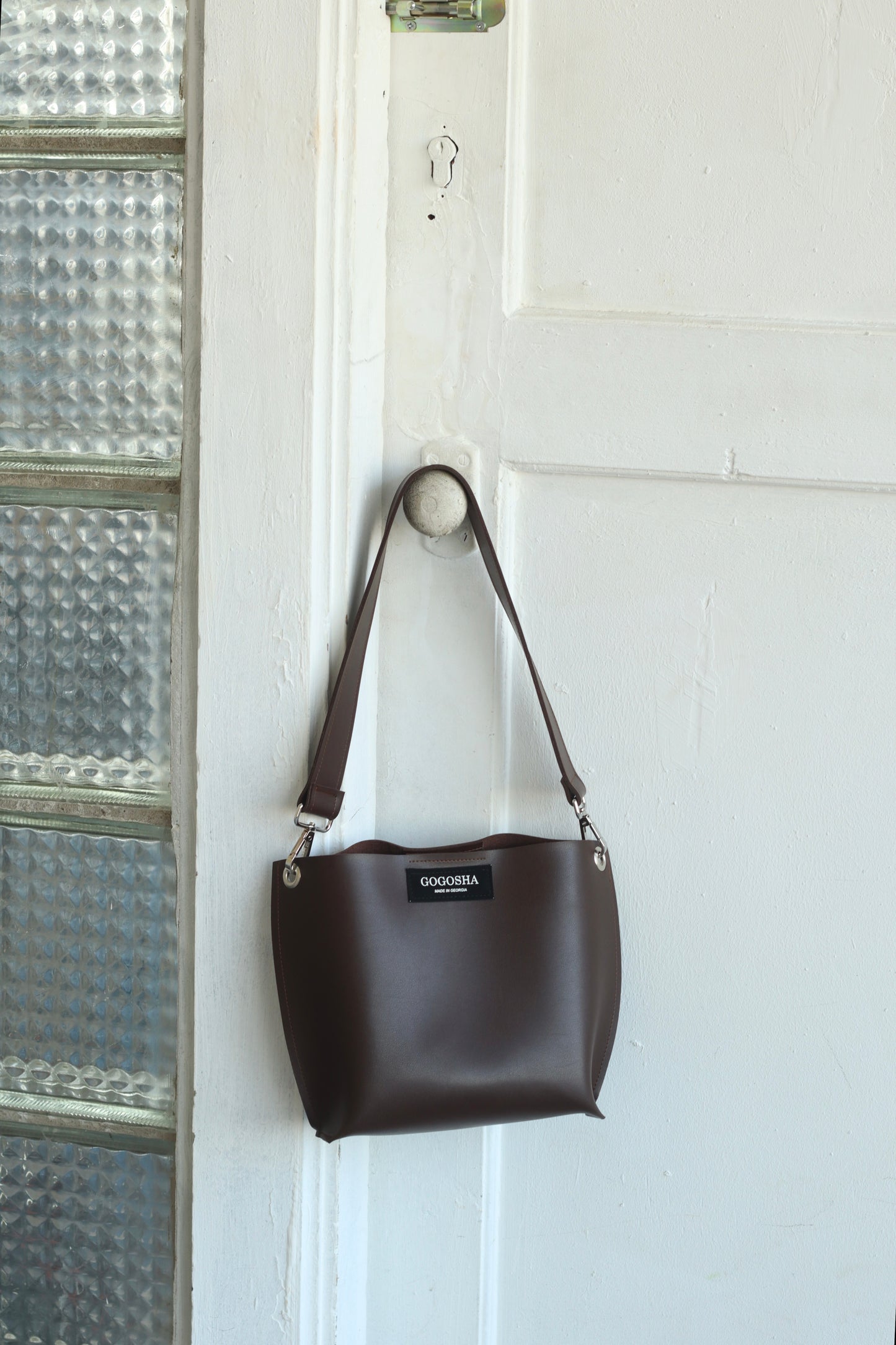 მუქი ყავისფერი მხრის ჩანთა/Dark brown shoulder bag