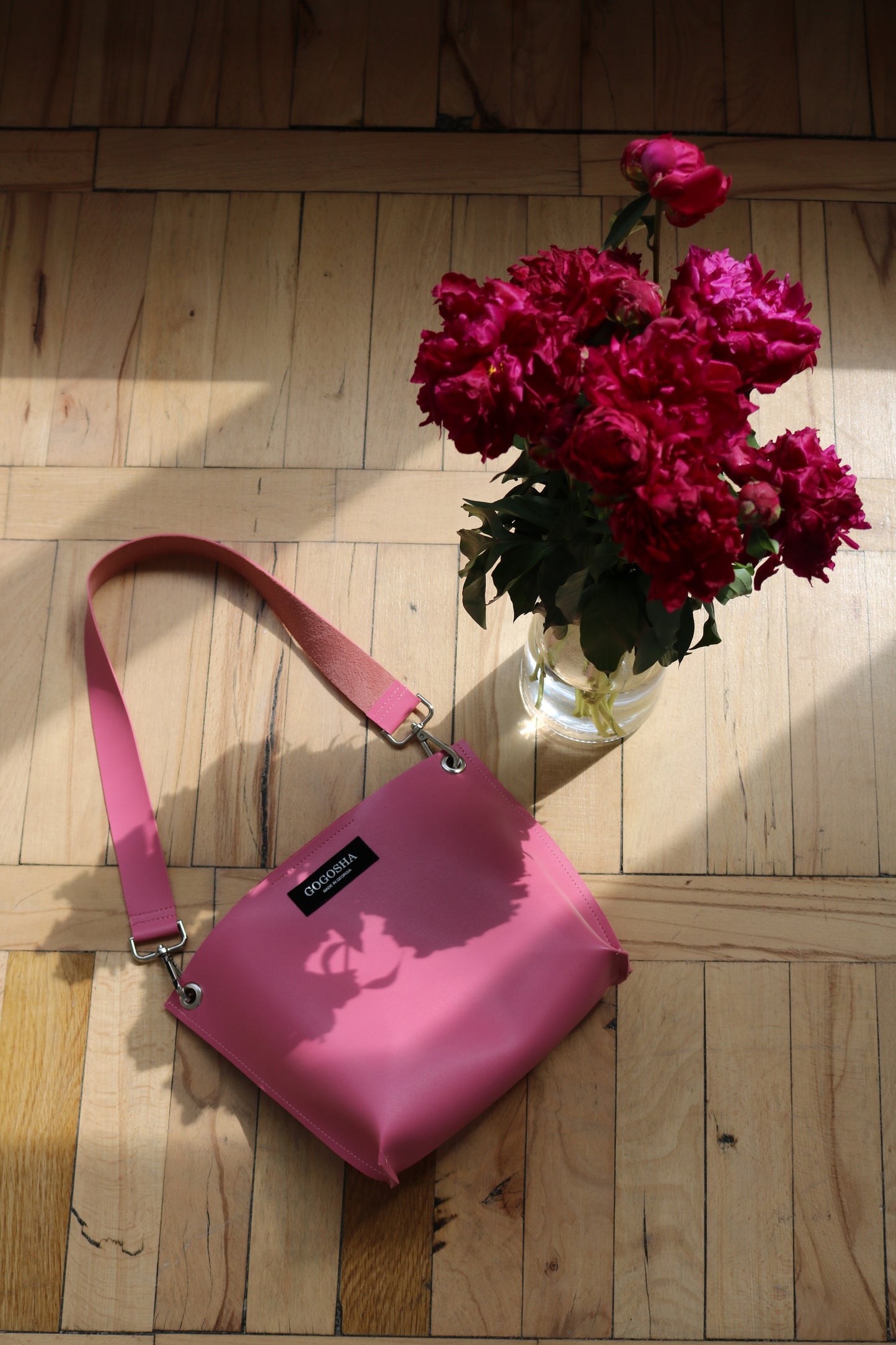 მუქი ვარდისფერი მხრის ჩანთა/Dark pink shoulder bag