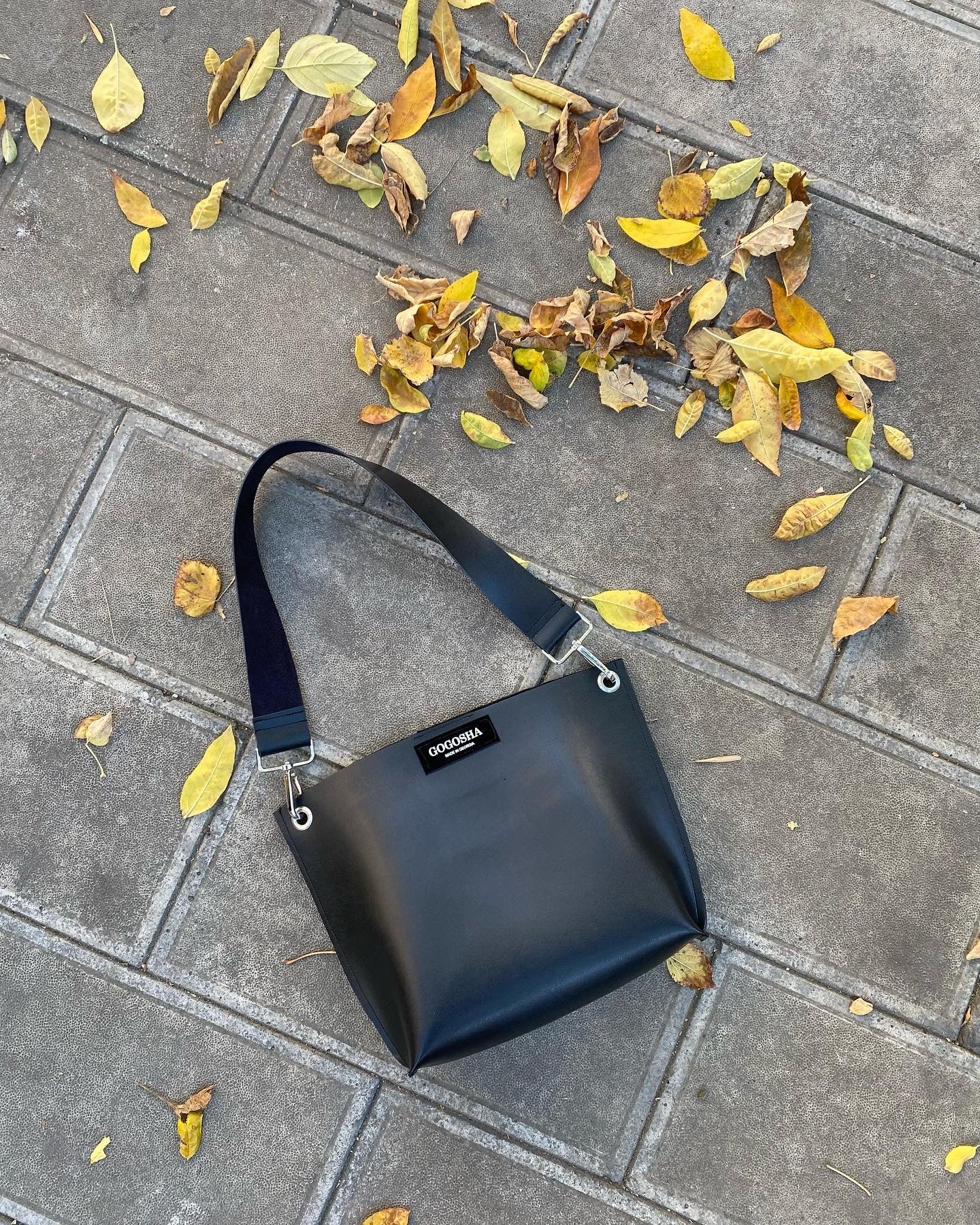 შავი მხრის ჩანთა/Black shoulder bag