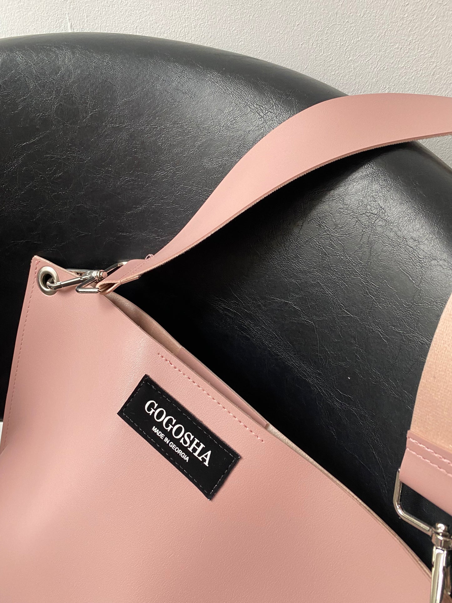 ღია ვარდისფერი მხრის ჩანთა/Light pink shoulder bag