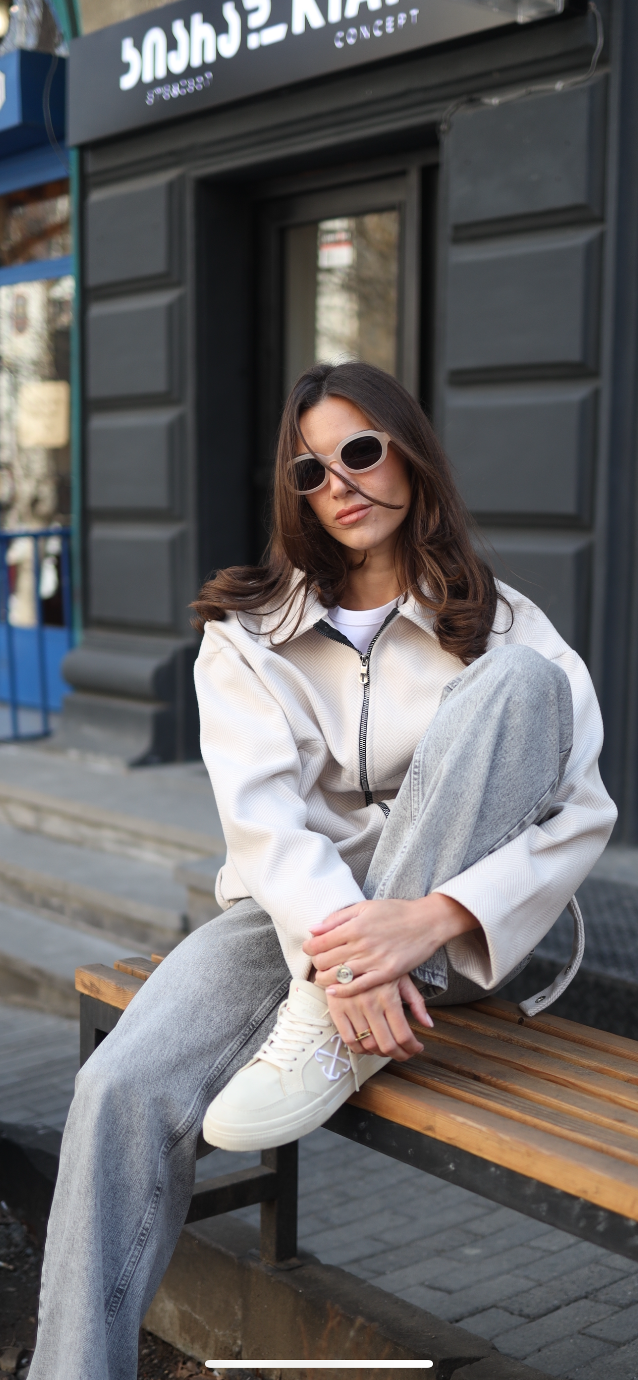 ღია კრემისფერი ზოლიანი ქურთუკი ქამრით/Light creamy striped jacket with belt