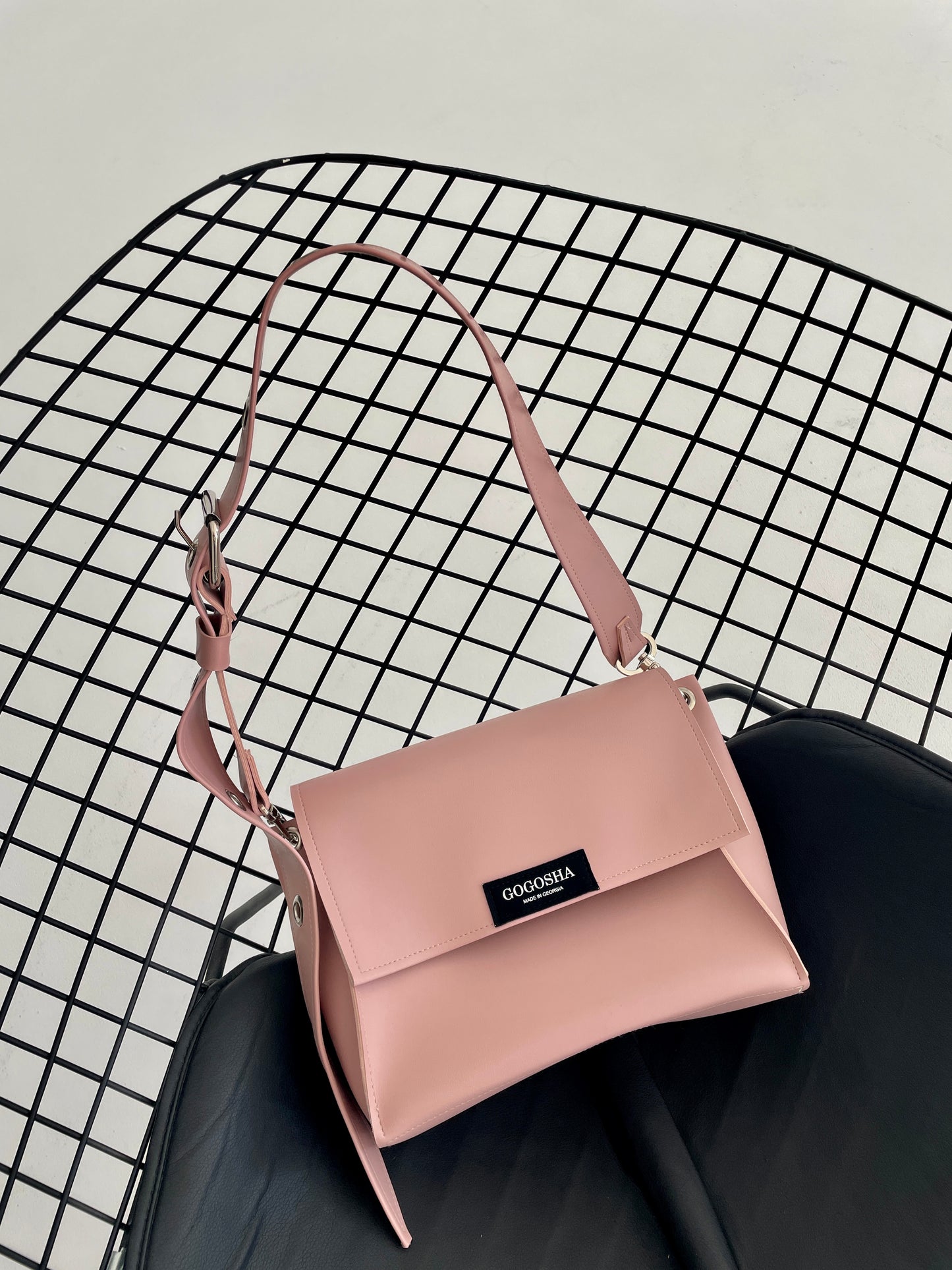ღია ვარდისფერი Mia-ს მოდელი (დიდი და პატარა)/Light pink Mia bag (Big and small)