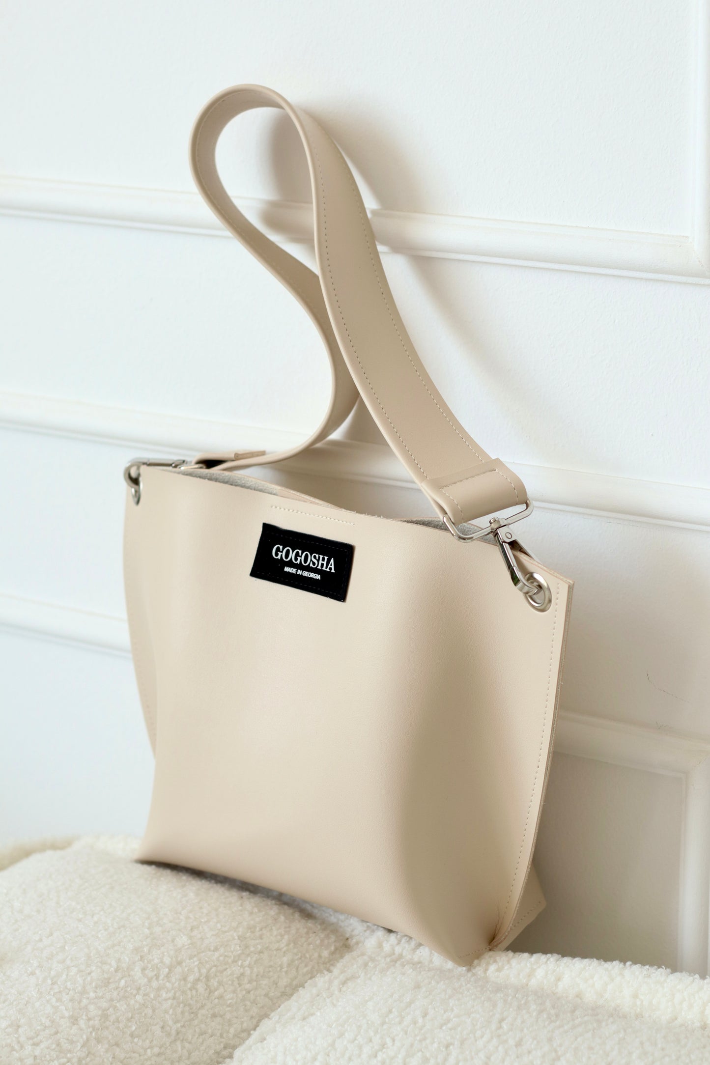 ღია კრემისფერი მხრის ჩანთა/Light creamy shoulder bag