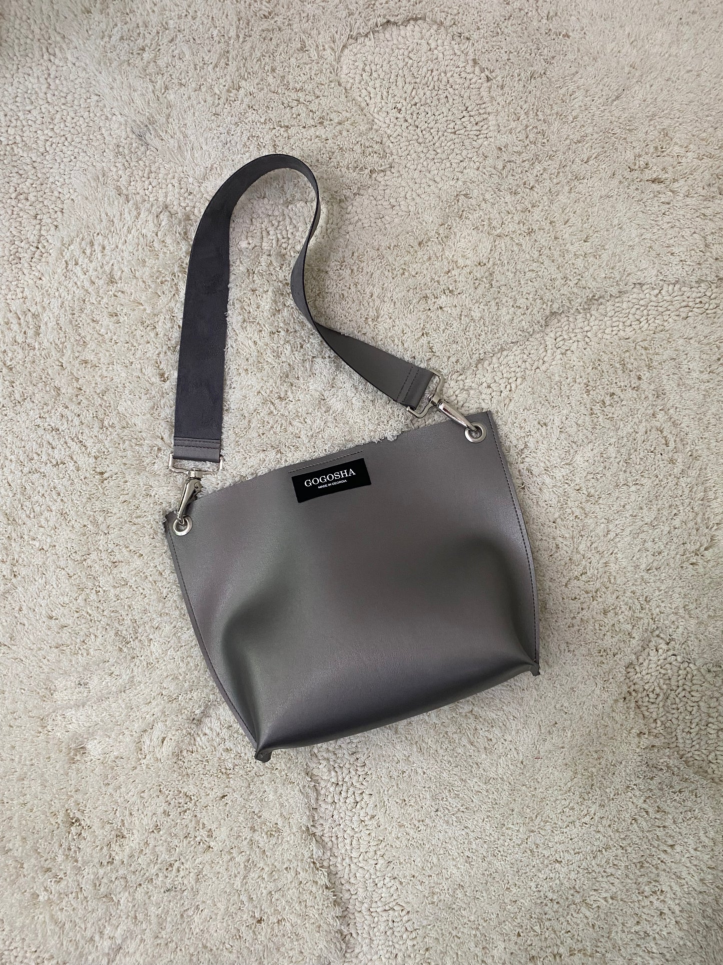 ნაცრისფერი მხრის ჩანთა/Grey shoulder bag