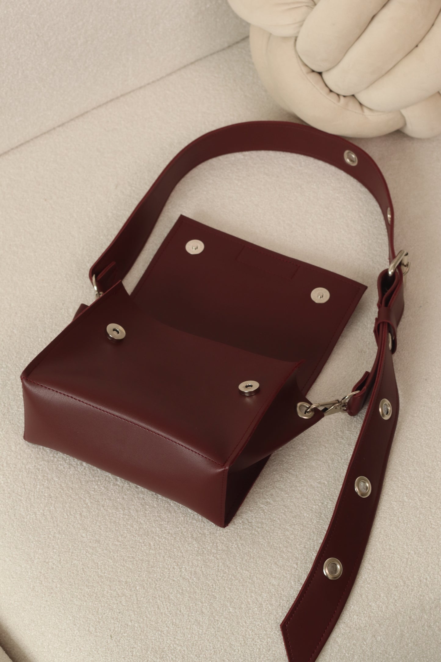 Mia-ს მოდელი მეტალის დეტალებით (პატარა ზომა)/ Mia bag with metal details (Small size)