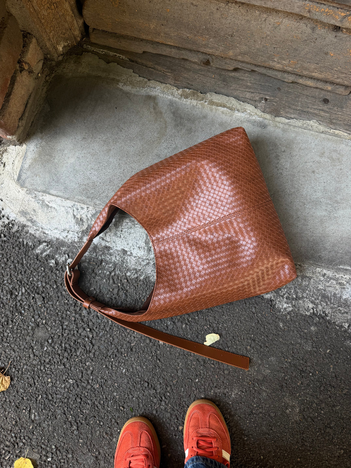 ღია ყავისფერი ჰობოს ჩანთა/Light brown Hobo bag
