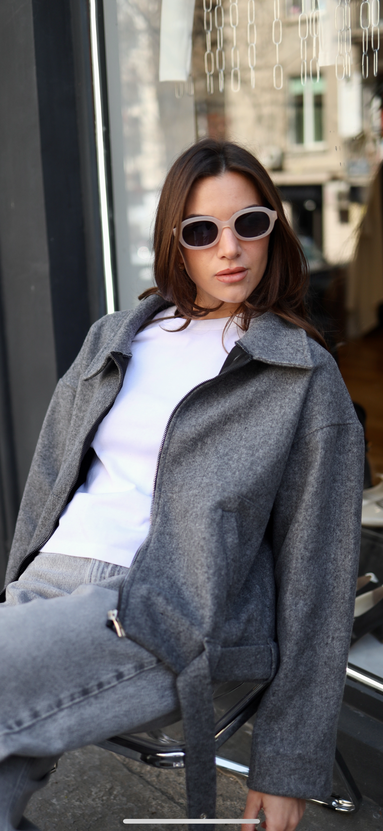 ღია ნაცრისფერი ქურთუკი ქამრით/Light grey jacket with belt