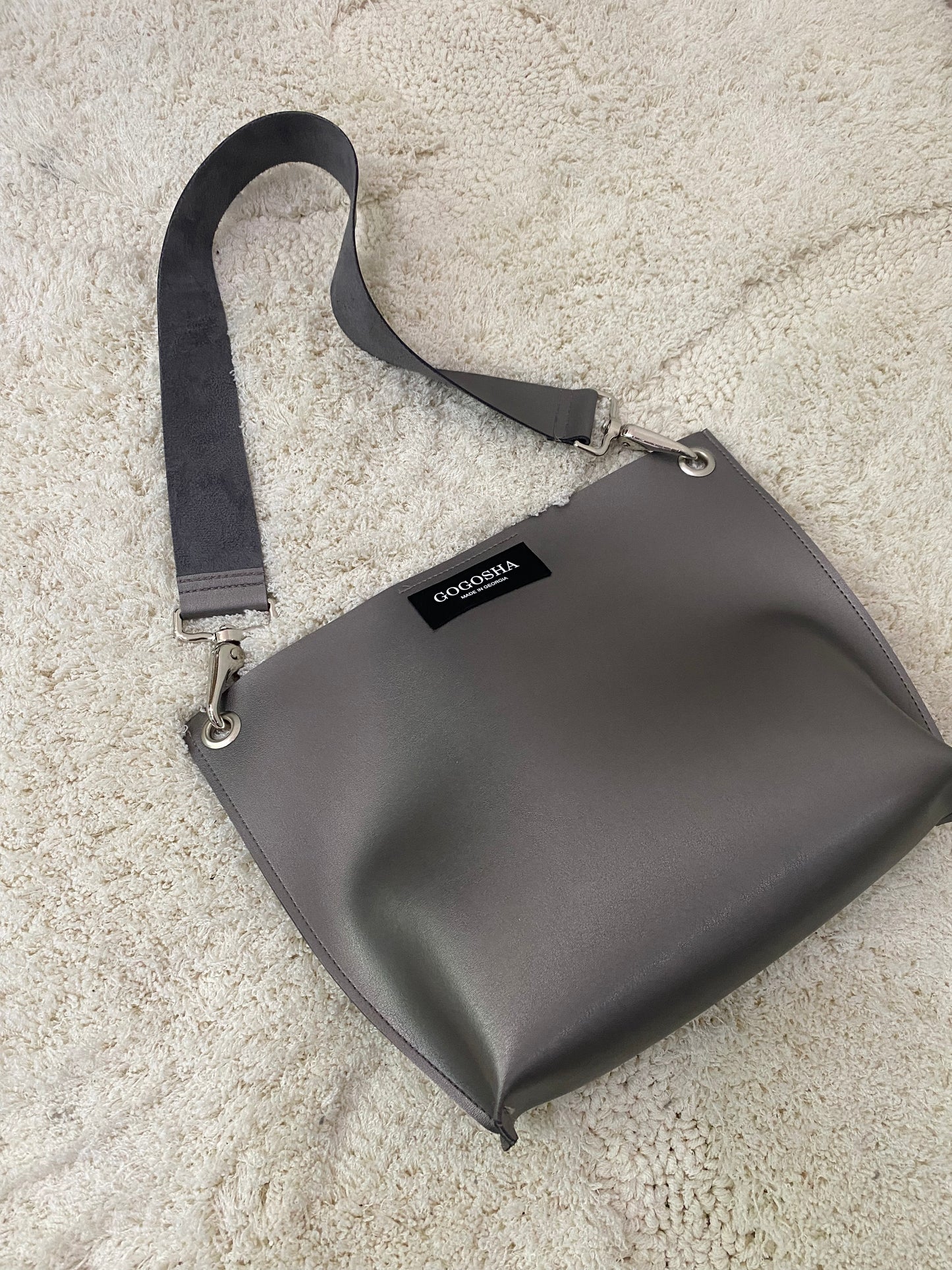 ნაცრისფერი მხრის ჩანთა/Grey shoulder bag