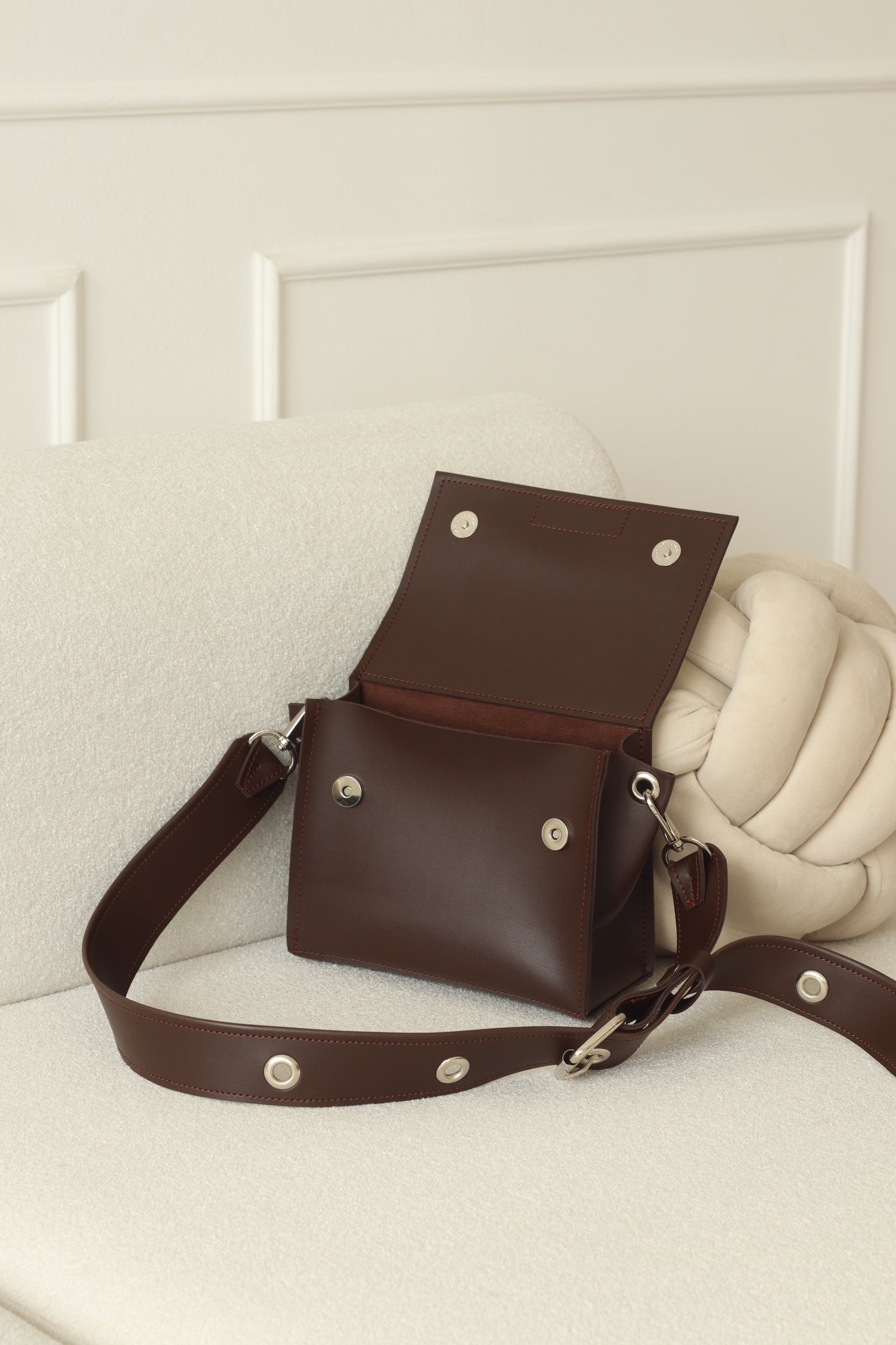 მუქი ყავისფერი Mia-ს მოდელი (დიდი და პატარა)/ Dark brown Mia bag(Big and small)