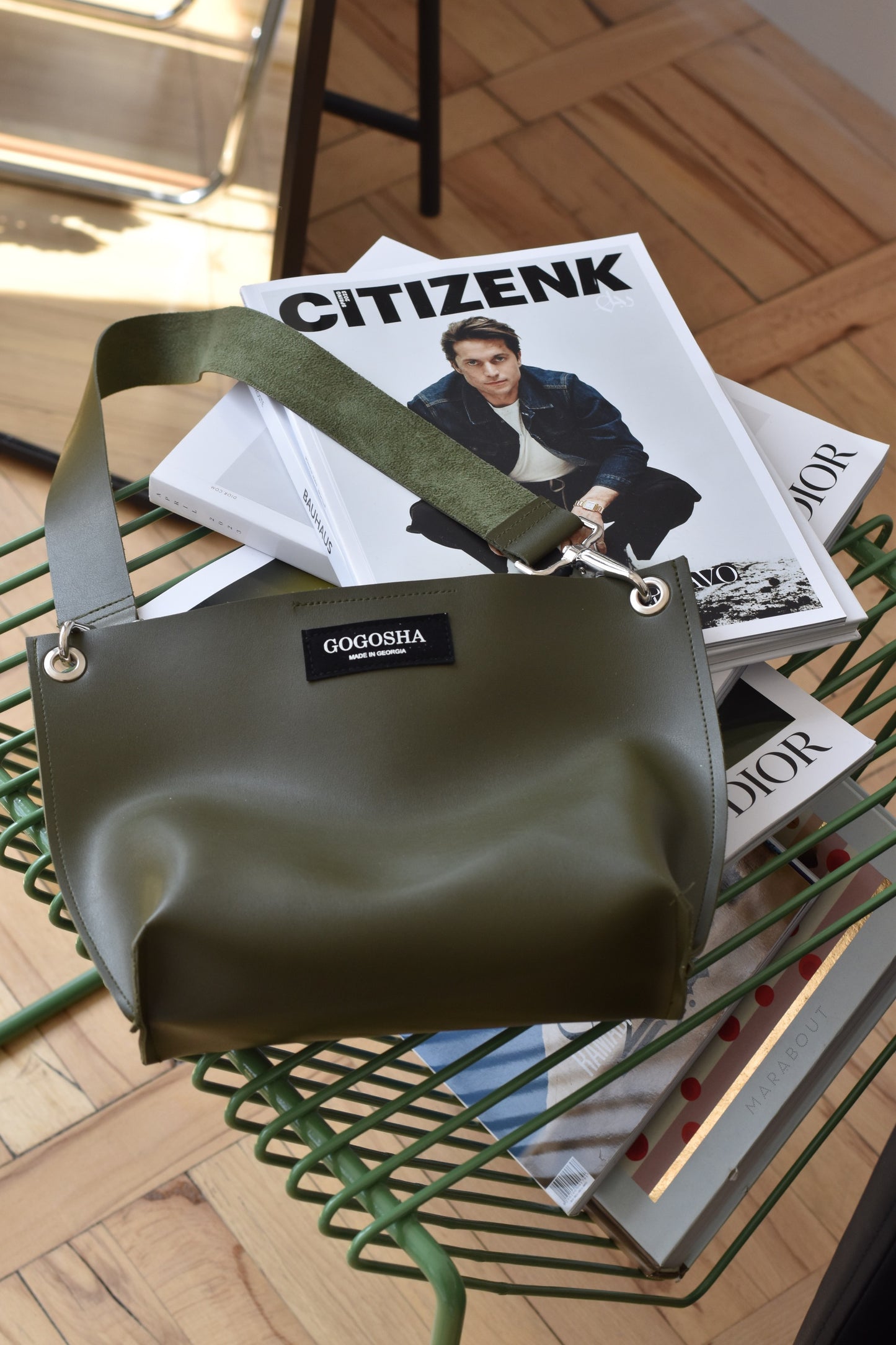 მუქი მწვანე მხრის ჩანთა/Dark green shoulder bag