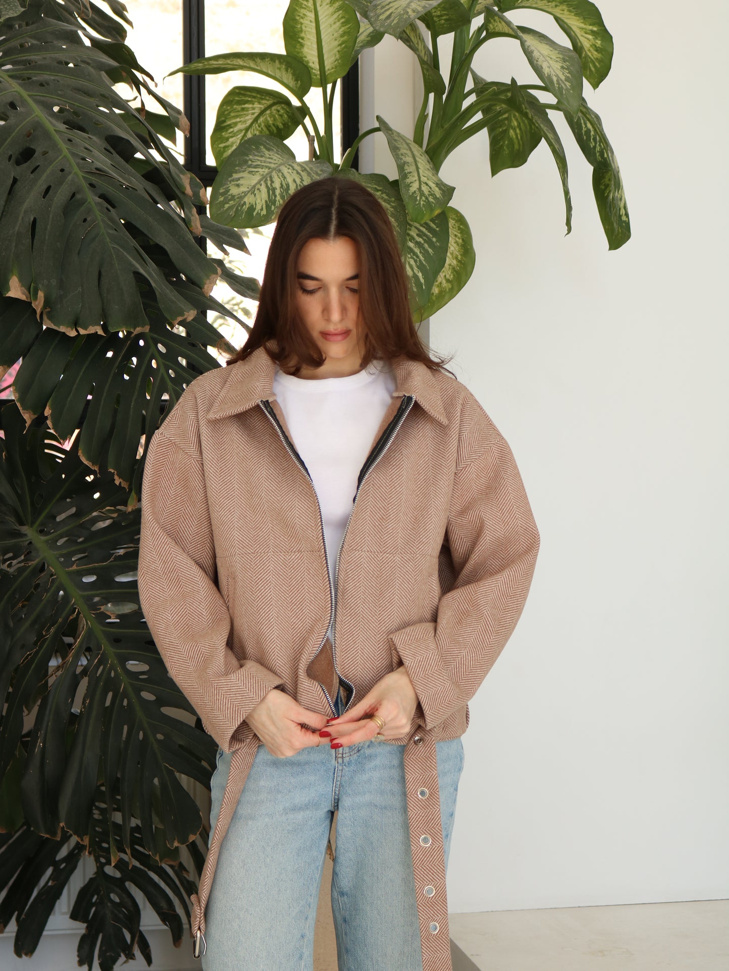 მუქი კრემისფერი ზოლიანი ქურთუკი ქამრით/Dark creamy striped jacket with belt