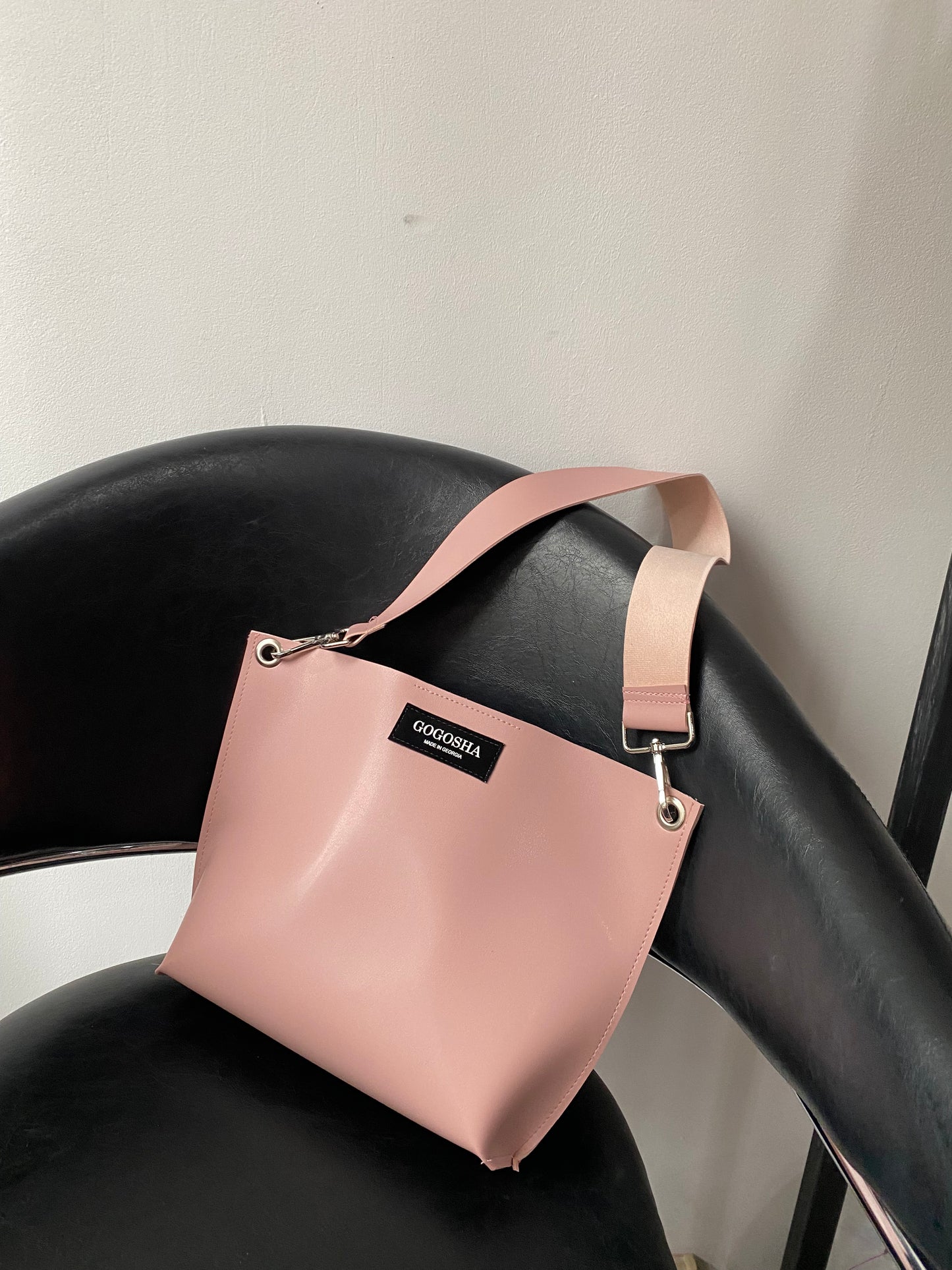 ღია ვარდისფერი მხრის ჩანთა/Light pink shoulder bag
