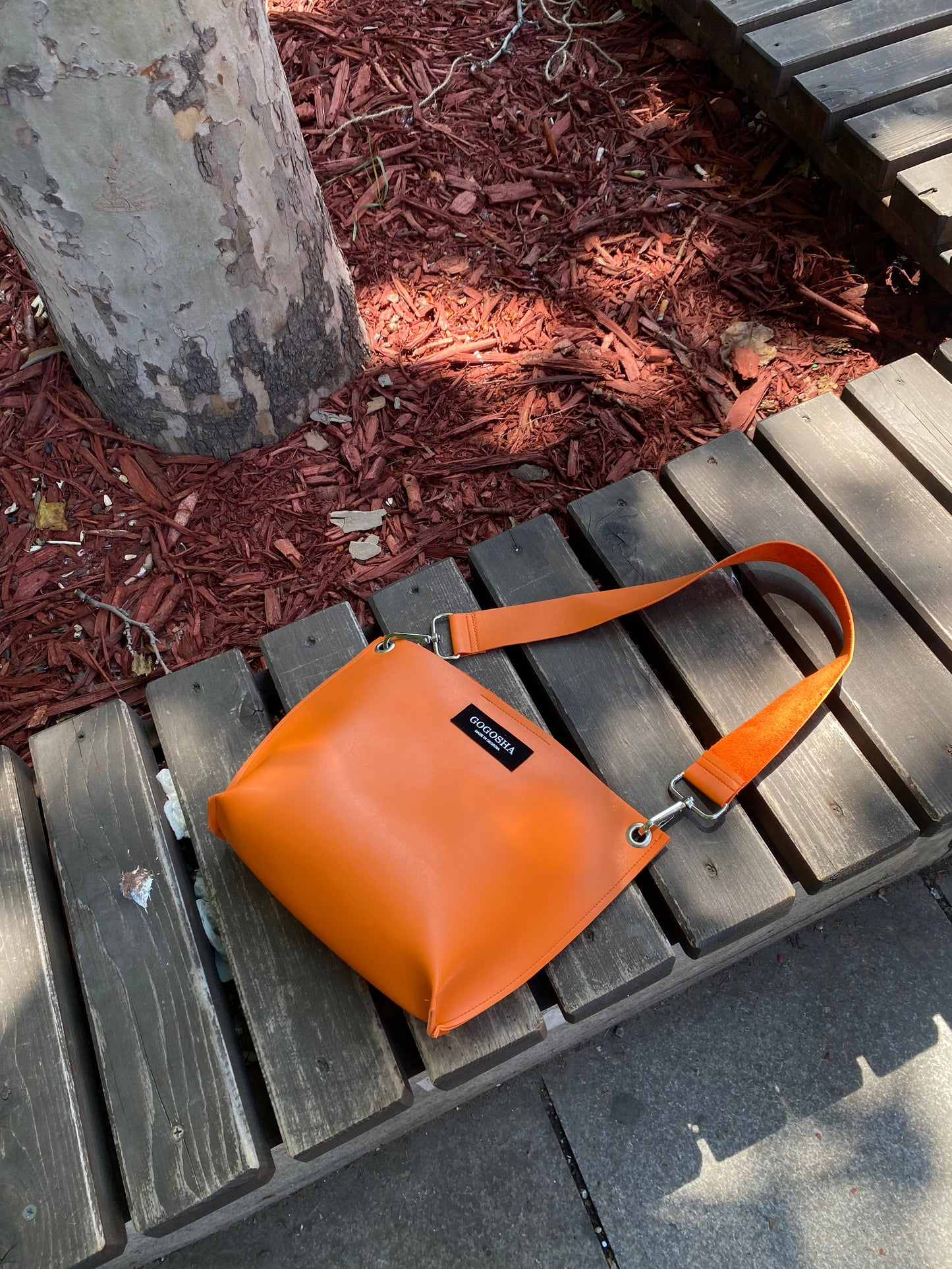 სტაფილოსფერი მხრის ჩანთა/Orange shoulder bag