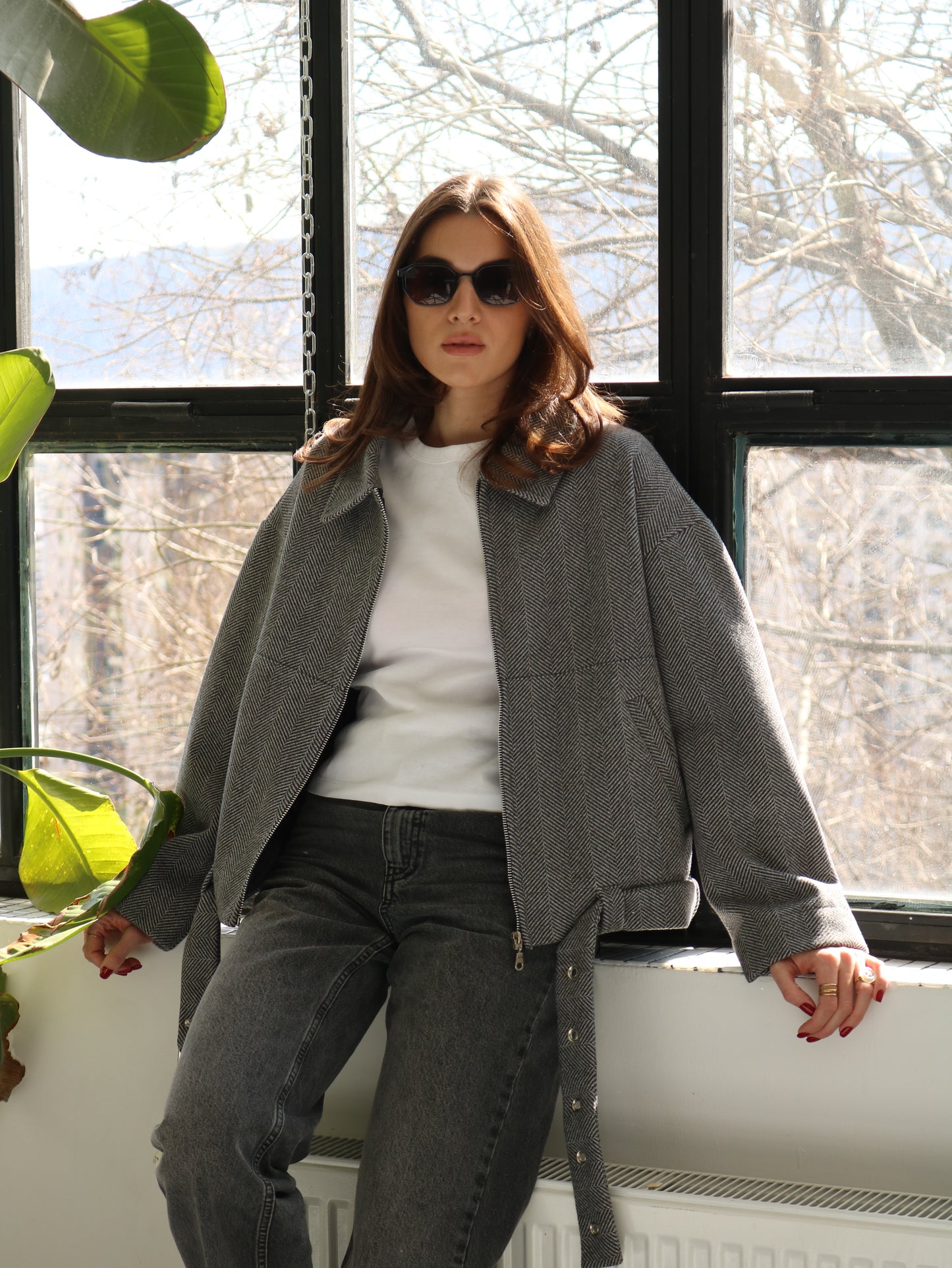 ნაცრისფერი ზოლიანი ქურთუკი ქამრით/grey striped jacket with belt