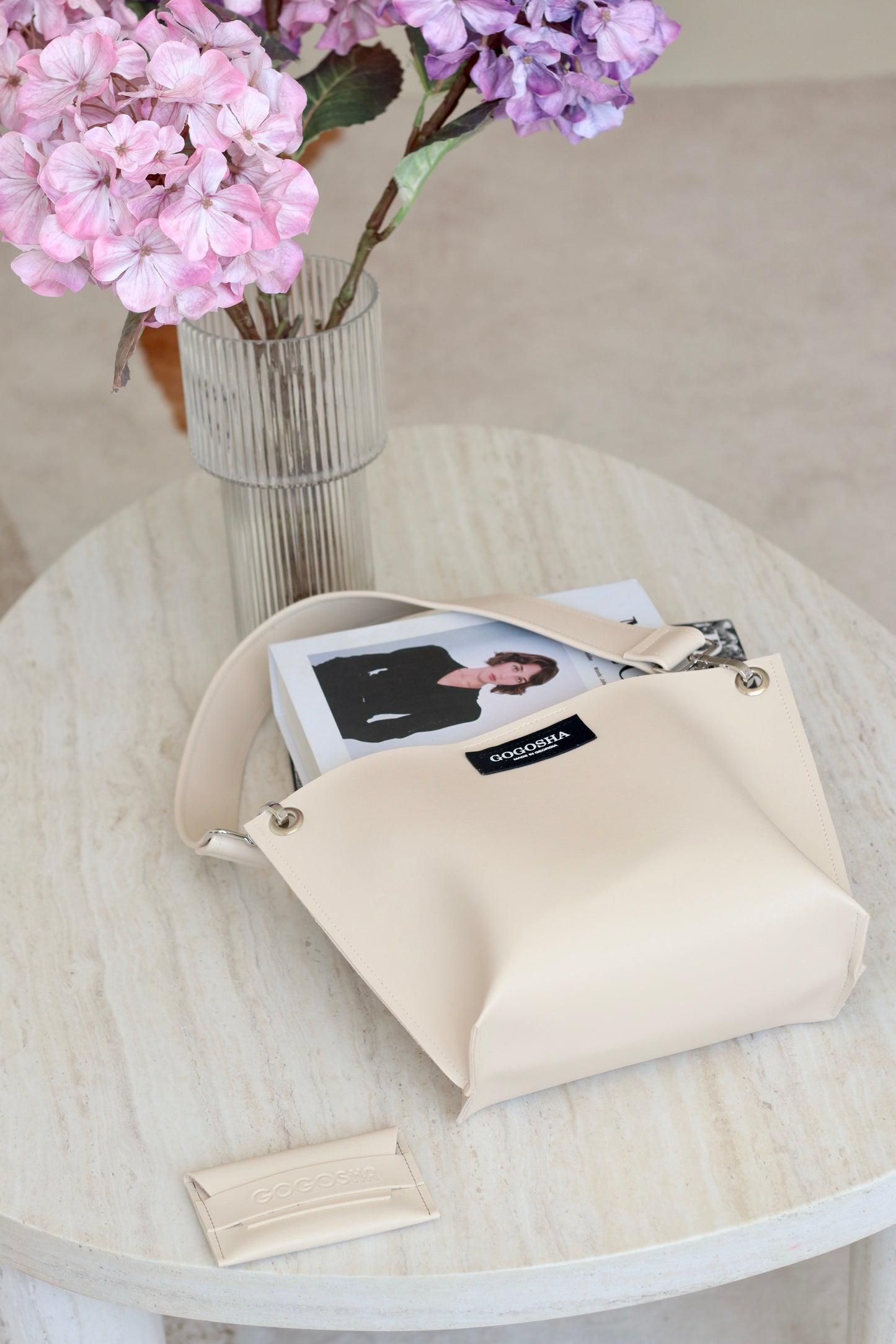 ღია კრემისფერი მხრის ჩანთა/Light creamy shoulder bag