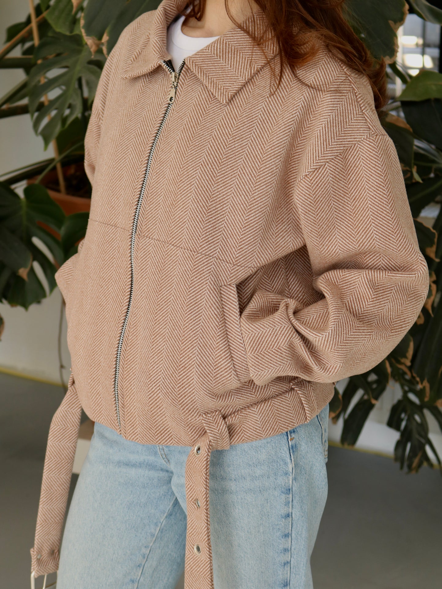 მუქი კრემისფერი ზოლიანი ქურთუკი ქამრით/Dark creamy striped jacket with belt