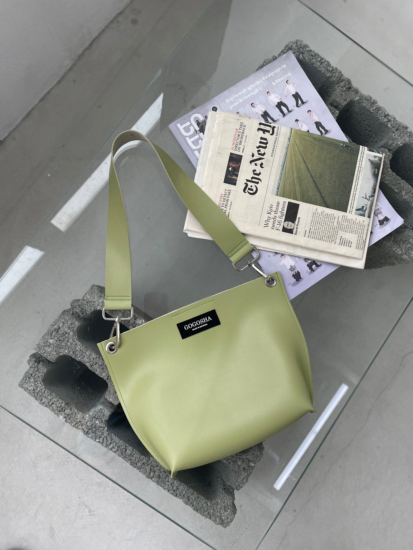 ღია მწვანე მხრის ჩანთა/Light green shoulder bag