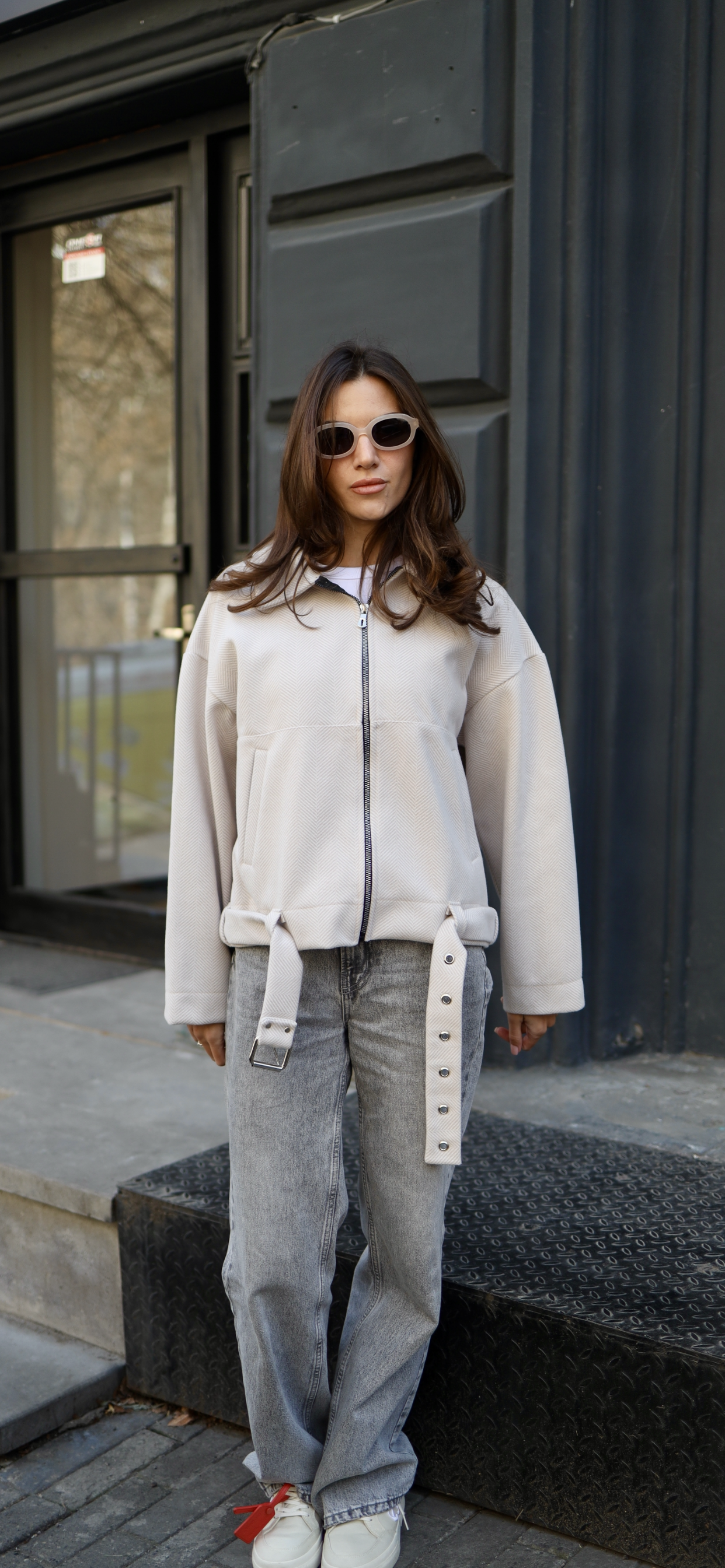 ღია კრემისფერი ზოლიანი ქურთუკი ქამრით/Light creamy striped jacket with belt